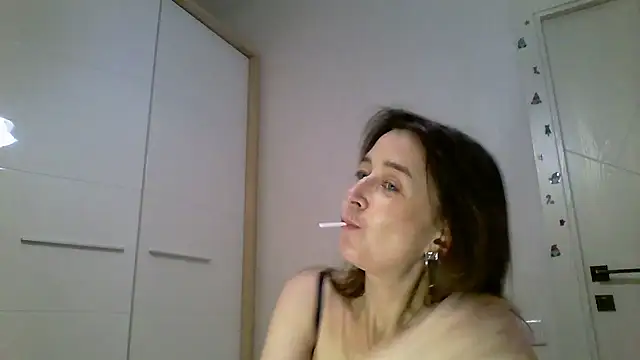 Snapshot of Avenique chatting on 10/23/25, 08:29 Avenique online show from 10/23/25, 08:29