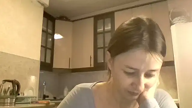 Snapshot of Avenique chatting on 10/24/25, 10:28 Avenique online show from 10/24/25, 10:28