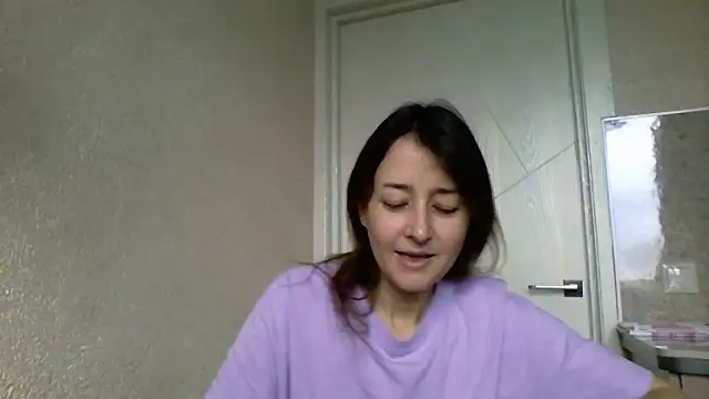 Snapshot of Avenique chatting on 10/28/25, 11:36 Avenique online show from 10/28/25, 11:36