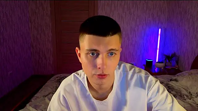 Snapshot of Denisx444 chatting on 10/17/25, 04:37 Denisx444 online show from 10/17/25, 04:37