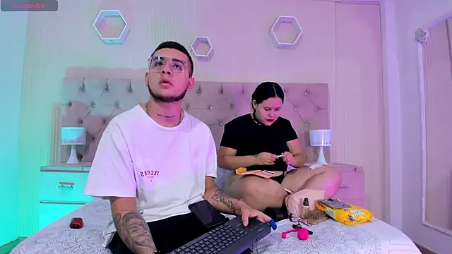 Snapshot of AresAndGabby chatting on 10/06/25, 12:57 AresAndGabby online show from 10/06/25, 12:57