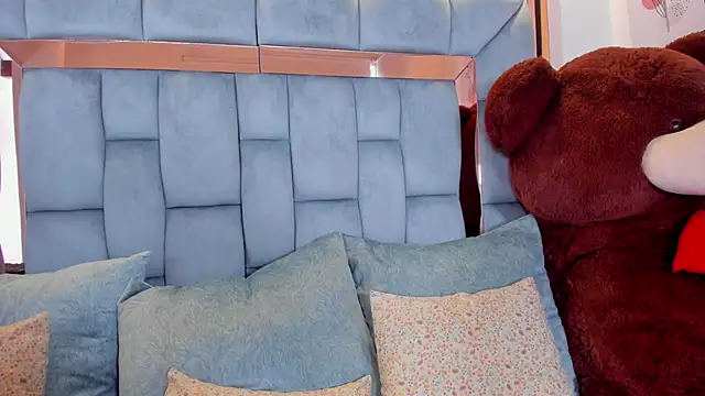 chloeriveraa online show from 11/18/25, 05:17