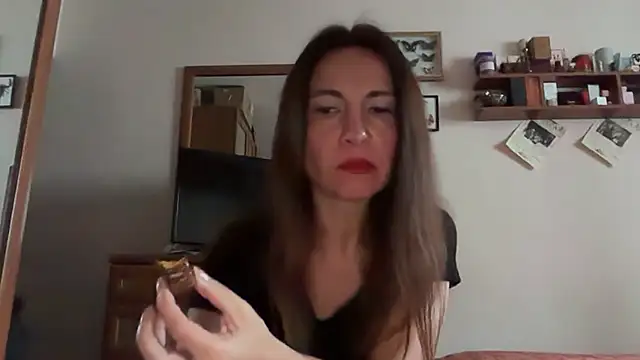 Snapshot of Cyreluna chatting on 11/10/25, 12:04 Cyreluna online show from 11/10/25, 12:04