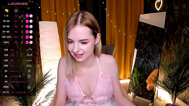 Snapshot of LillianShine chatting on 04/25/26, 07:55 LillianShine online show from 04/25/26, 07:55