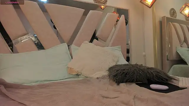 i Carolinee online show from 10/01/25, 12:11