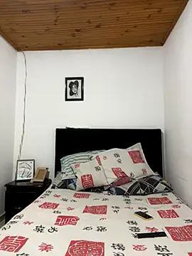 Snapshot of coupledesire18 chatting on 10/30/25, 12:12 coupledesire18 online show from 10/30/25, 12:12