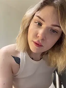 Snapshot of elliss_ chatting on 10/24/25, 03:08 elliss online show from 10/24/25, 03:08