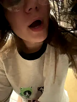 Snapshot of MiniVi chatting on 09/19/25, 05:09 MiniVi online show from 09/19/25, 05:09