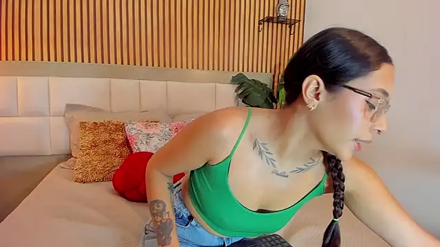 Roseaurora online show from 10/08/25, 12:36