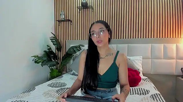 Roseaurora online show from 12/03/25, 12:36