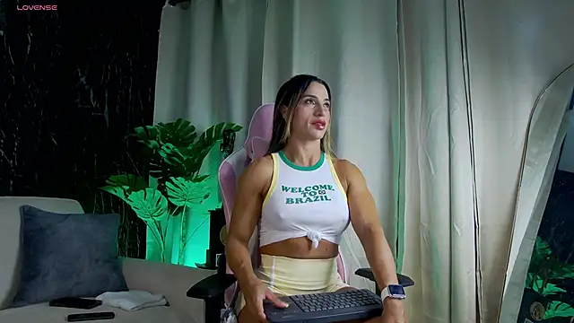 Snapshot of Emily_Foxx01 chatting on 05/09/26, 11:21 Emily Foxx01 online show from 05/09/26, 11:21