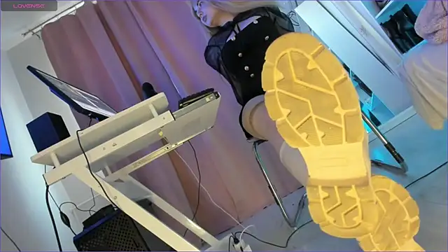 Snapshot of CruelSiren chatting on 10/11/25, 05:28 CruelSiren online show from 10/11/25, 05:28