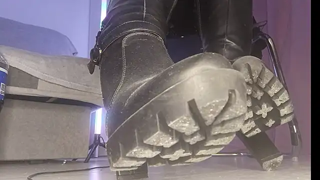 Snapshot of CruelSiren chatting on 10/25/25, 10:04 CruelSiren online show from 10/25/25, 10:04