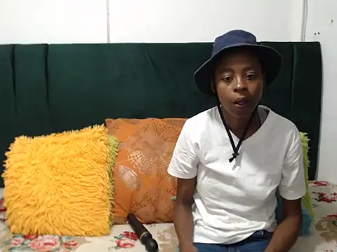 SweetSlenderChoc online show from 02/12/26, 06:47