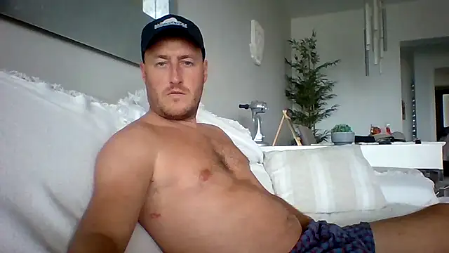 Snapshot of Londonlad818 chatting on 10/28/25, 03:25 Londonlad818 online show from 10/28/25, 03:25