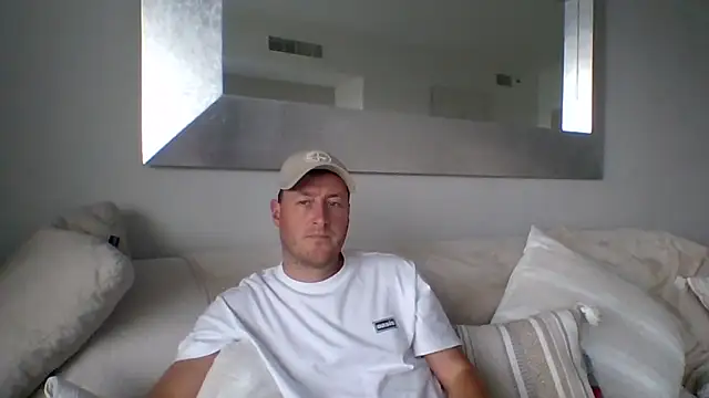 Snapshot of Londonlad818 chatting on 04/10/26, 04:44 Londonlad818 online show from 04/10/26, 04:44