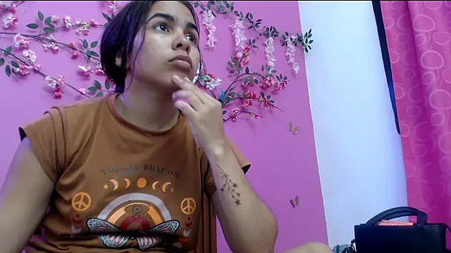 skinnysofia18 online show from 06/05/26, 02:01