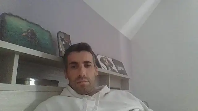 Snapshot of JulioIsHere4you chatting on 05/15/26, 08:54 JulioIsHere4you online show from 05/15/26, 08:54