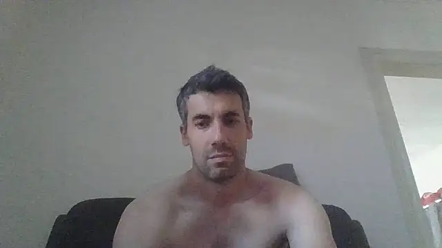 Snapshot of JulioIsHere4you chatting on 05/24/26, 09:47 JulioIsHere4you online show from 05/24/26, 09:47