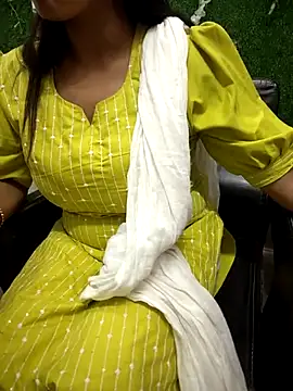 Snapshot of your_favourite_bhabhi chatting on 04/15/26, 10:33 your favourite bhabhi online show from 04/15/26, 10:33