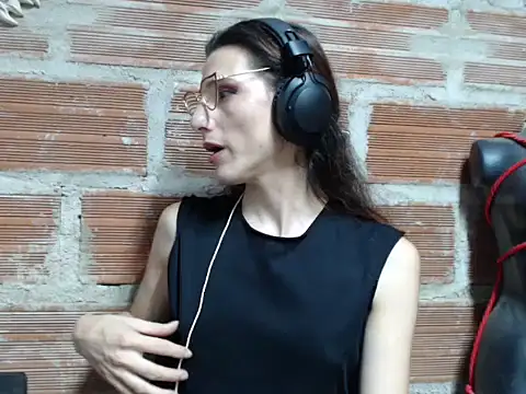 Snapshot of Moira-Hot chatting on 06/20/26, 04:37 Moira-Hot online show from 06/20/26, 04:37