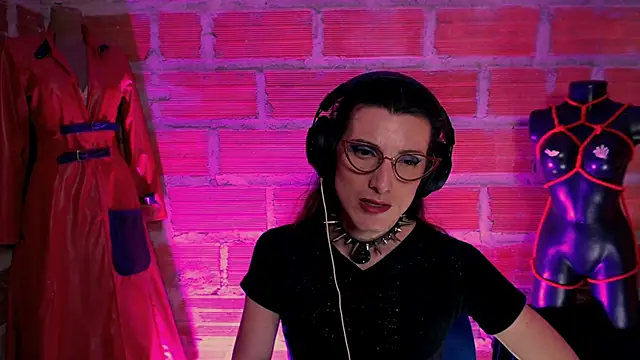 Snapshot of Moira-Hot chatting on 07/04/26, 04:51 Moira-Hot online show from 07/04/26, 04:51