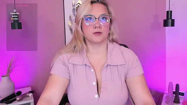 hollie joliie online show from 10/03/25, 11:29