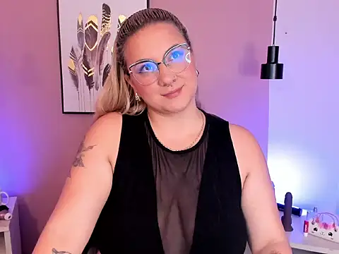 hollie joliie online show from 10/07/25, 12:02