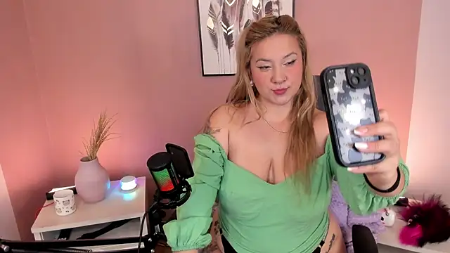 hollie joliie online show from 12/20/25, 12:12