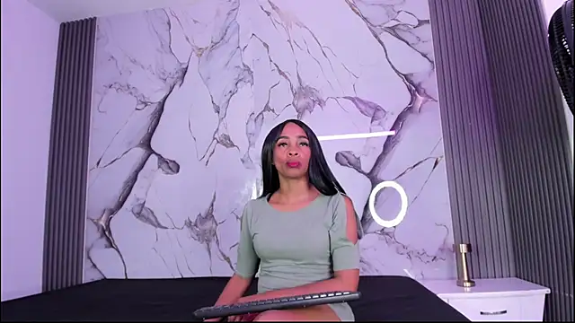 Snapshot of Hillarytonsonx chatting on 09/10/25, 12:05 Hillarytonsonx online show from 09/10/25, 12:05