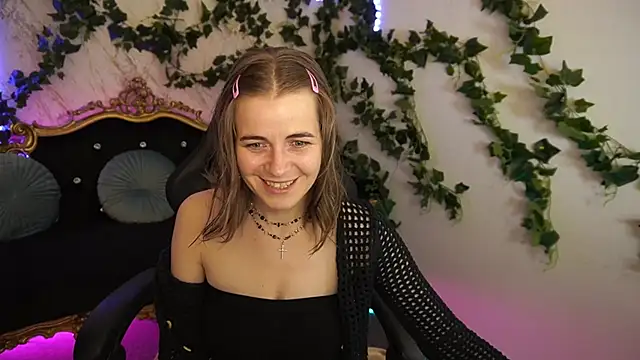 Snapshot of ShinyfromUa chatting on 10/02/25, 07:43 ShinyfromUa online show from 10/02/25, 07:43