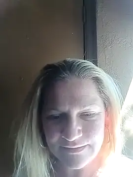 Snapshot of Goldenndoll chatting on 11/13/25, 04:28 Goldenndoll online show from 11/13/25, 04:28