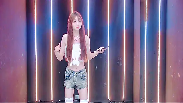 queen-001 online show from 10/10/25, 10:53