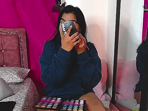 Snapshot of charlottekiss99 chatting on 09/19/25, 11:44 charlottekiss99 online show from 09/19/25, 11:44