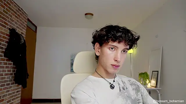 Snapshot of boream chatting on 10/18/25, 01:34 boream online show from 10/18/25, 01:34