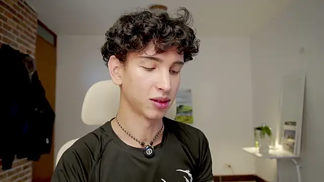 Snapshot of boream chatting on 12/15/25, 01:37 boream online show from 12/15/25, 01:37