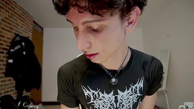 Snapshot of boream chatting on 12/18/25, 01:06 boream online show from 12/18/25, 01:06