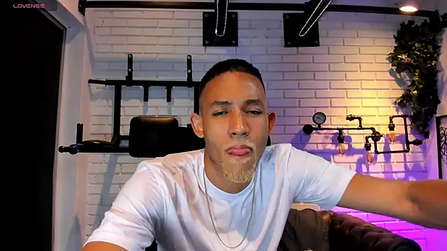 Snapshot of B_Wild chatting on 09/24/25, 03:43 B Wild online show from 09/24/25, 03:43