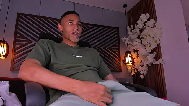 Snapshot of B_Wild chatting on 11/07/25, 04:12 B Wild online show from 11/07/25, 04:12