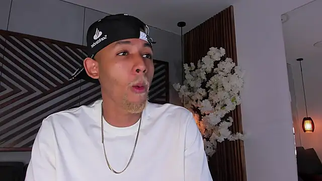 Snapshot of B_Wild chatting on 12/04/25, 03:05 B Wild online show from 12/04/25, 03:05