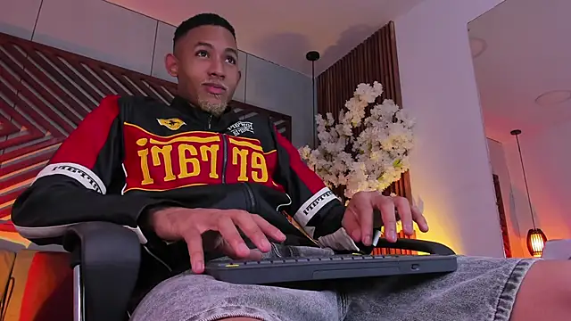 Snapshot of B_Wild chatting on 12/18/25, 04:18 B Wild online show from 12/18/25, 04:18