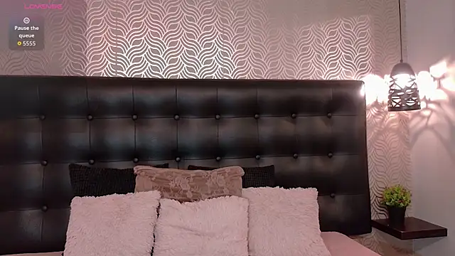 NaiaraMasson  online show from 04/18/26, 12:09