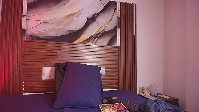 Evelin thompsson online show from 10/07/25, 07:22