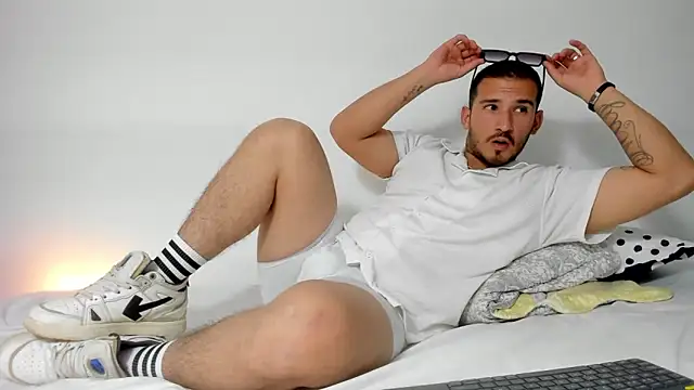 Snapshot of estivii chatting on 11/02/25, 12:24 estivii online show from 11/02/25, 12:24