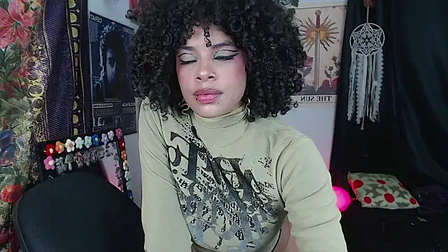 Snapshot of Raven_luv chatting on 10/02/25, 10:17 Raven luv online show from 10/02/25, 10:17