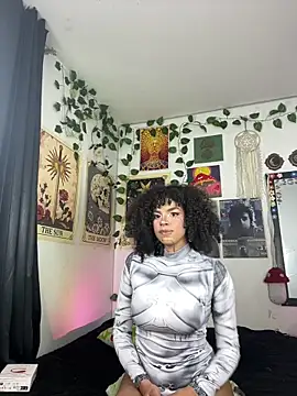 Snapshot of Raven_luv chatting on 11/04/25, 01:05 Raven luv online show from 11/04/25, 01:05