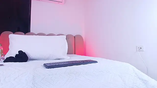 abbyrouss  online show from 11/19/25, 03:06