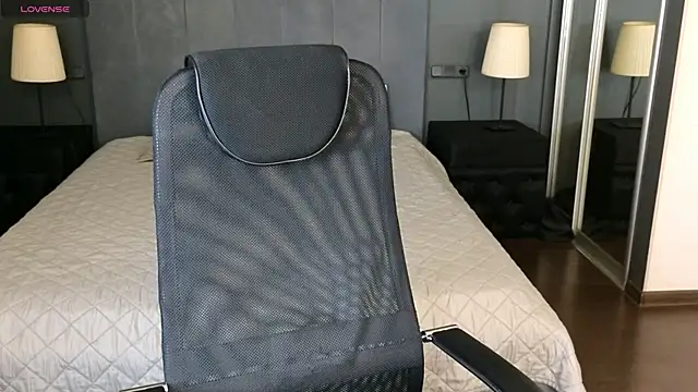 Snapshot of LouieEvans chatting on 10/28/25, 08:55 LouieEvans online show from 10/28/25, 08:55