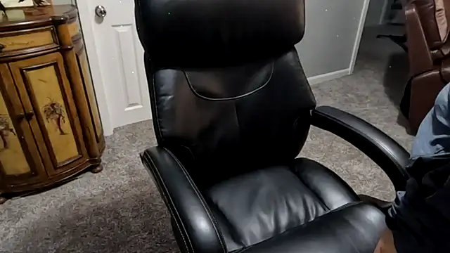 Snapshot of Mickelangello75 chatting on 09/25/25, 03:27 Mickelangello75 online show from 09/25/25, 03:27