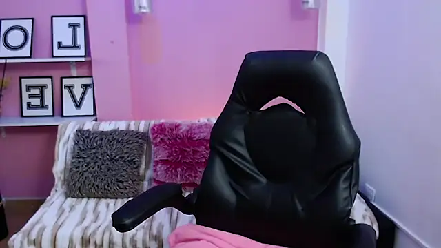 KendallWood  online show from 11/26/25, 08:21